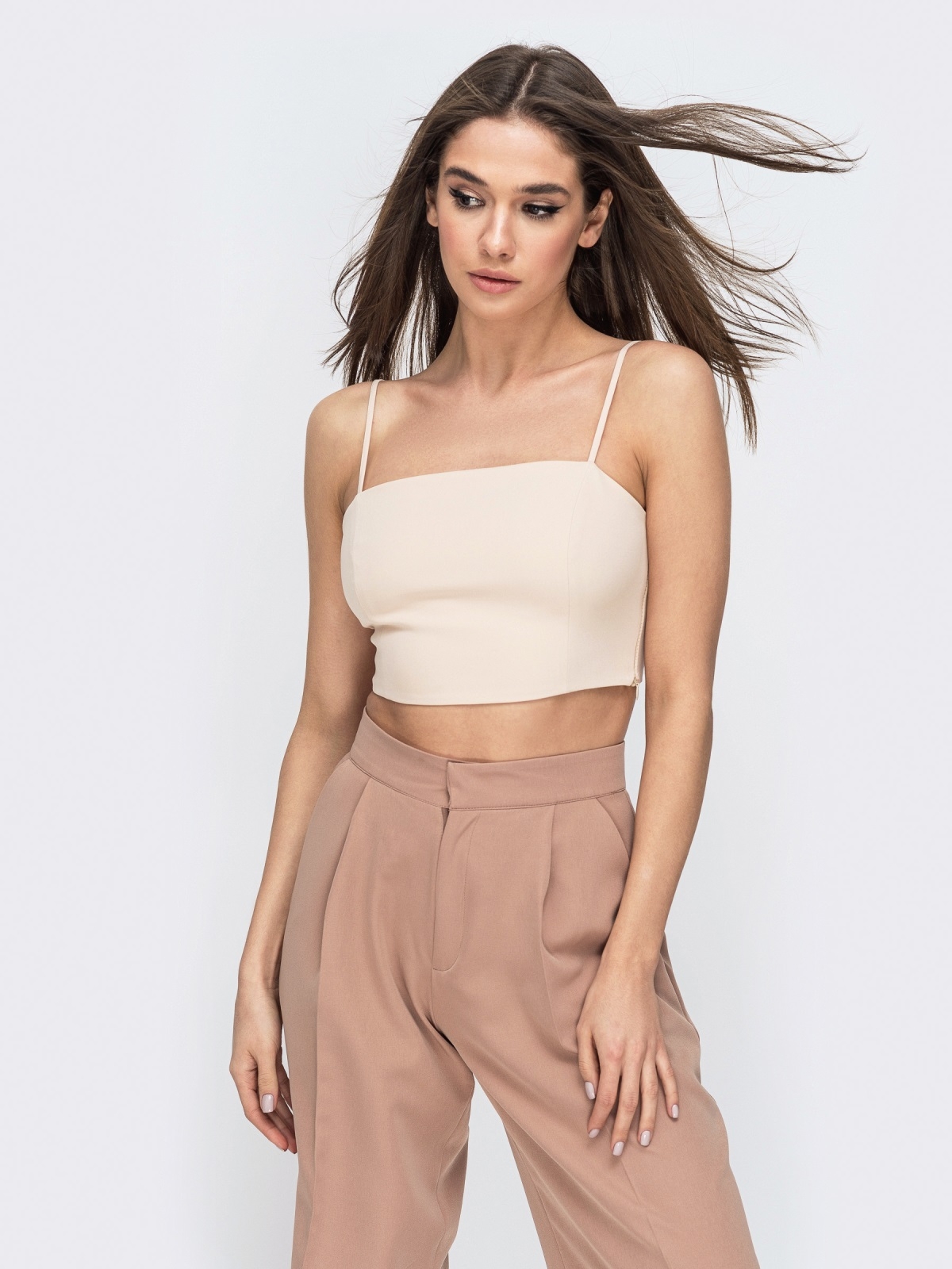 топ без рукавов. бежевый топ. топ женский бежевого цвета. топ с прямым вырезом. топ с открытыми плечами.